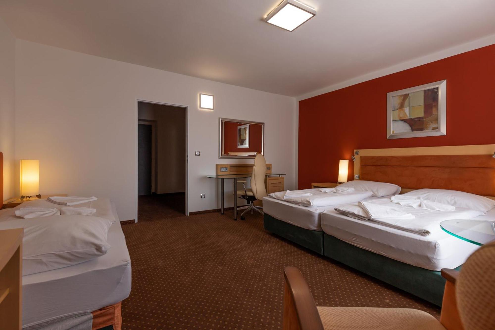 Active & Wellness Hotel Subterra Ostrov  Room photo