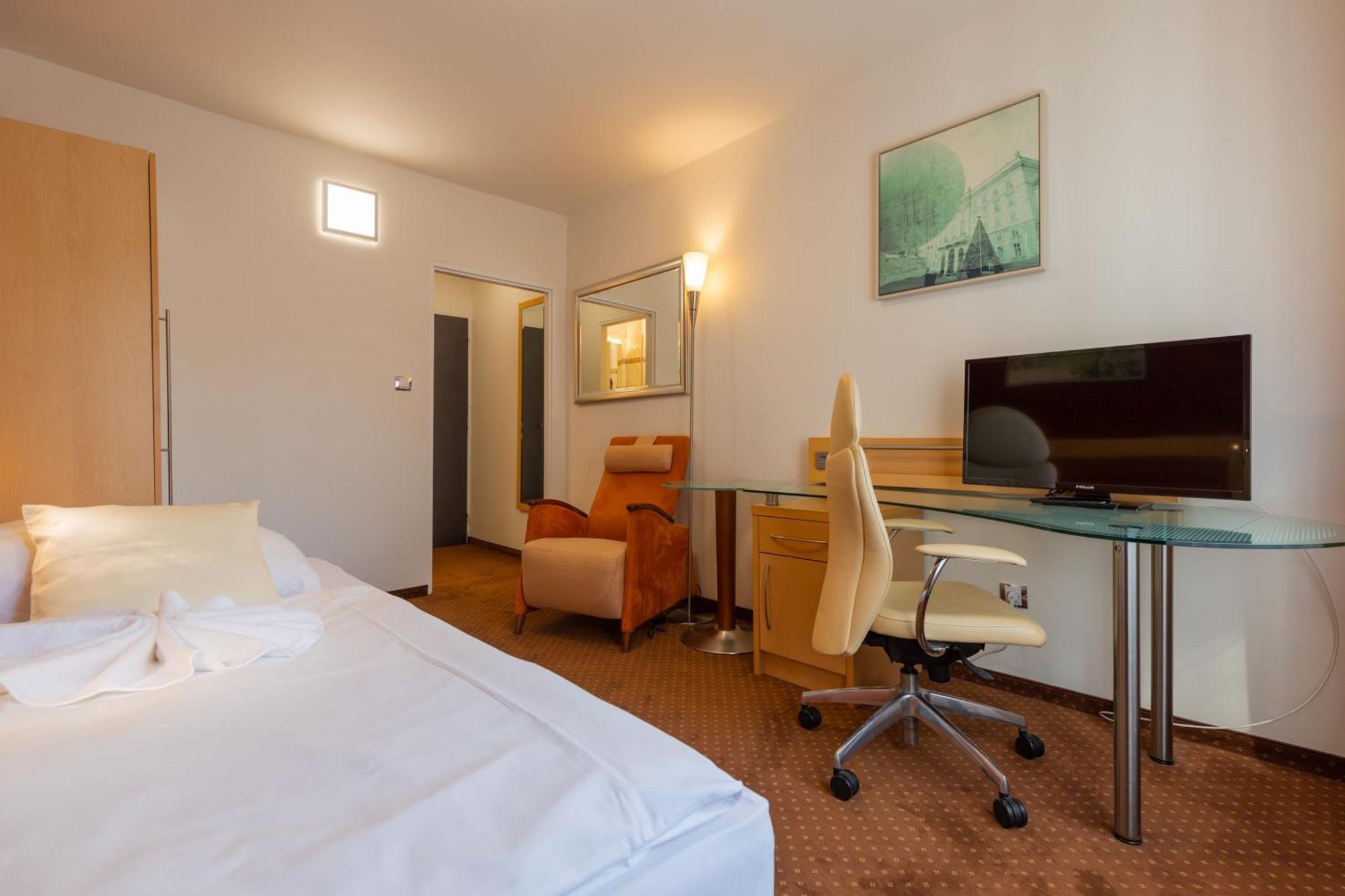 Active & Wellness Hotel Subterra Ostrov  Room photo